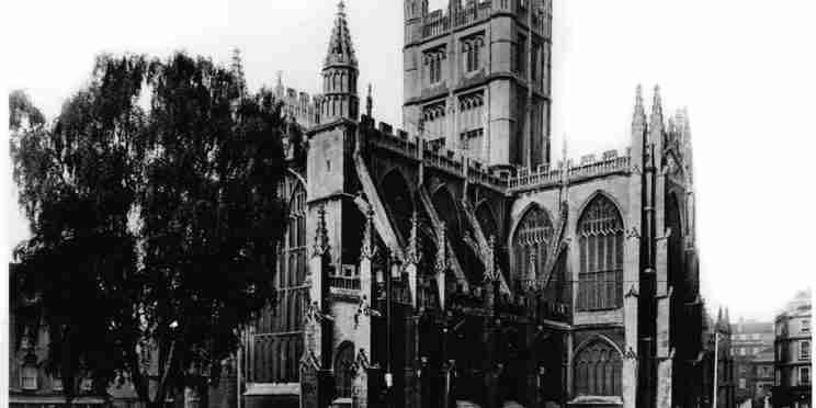 An old, black and white photo of the outside of Bath Abbey