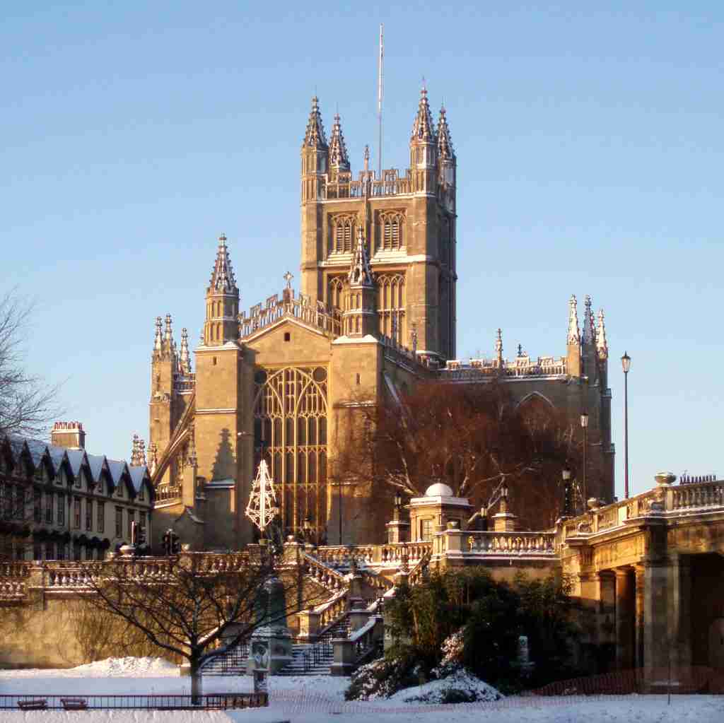 Looking at Bath Abbey in the snow from Parade Gardens